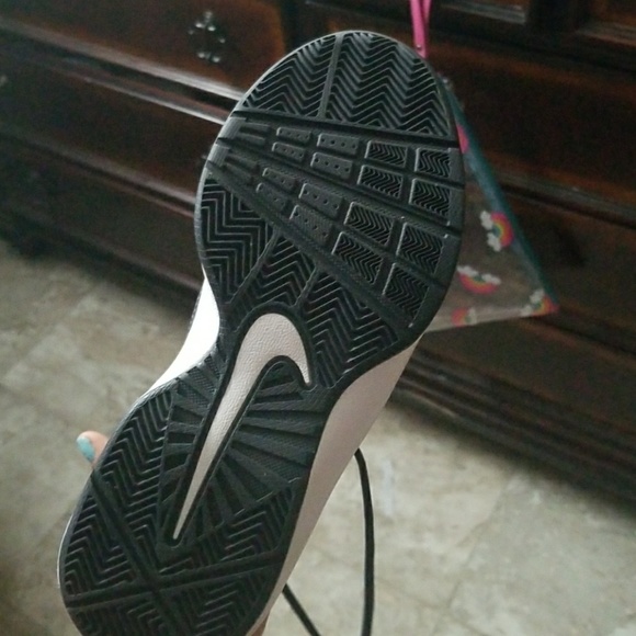 Basketball shoes - Picture 2 of 3